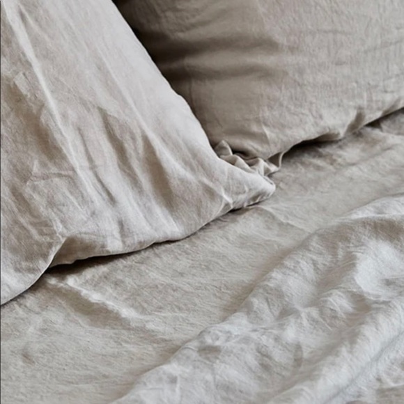 INBED single fitted sheet in dove grey 100% linen display picture 2